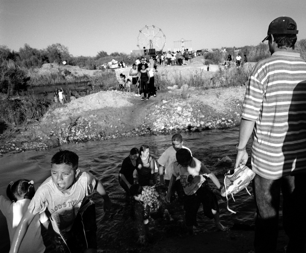 Art and Documentary Photography - Loading 20020329_CarnivalWading.jpg