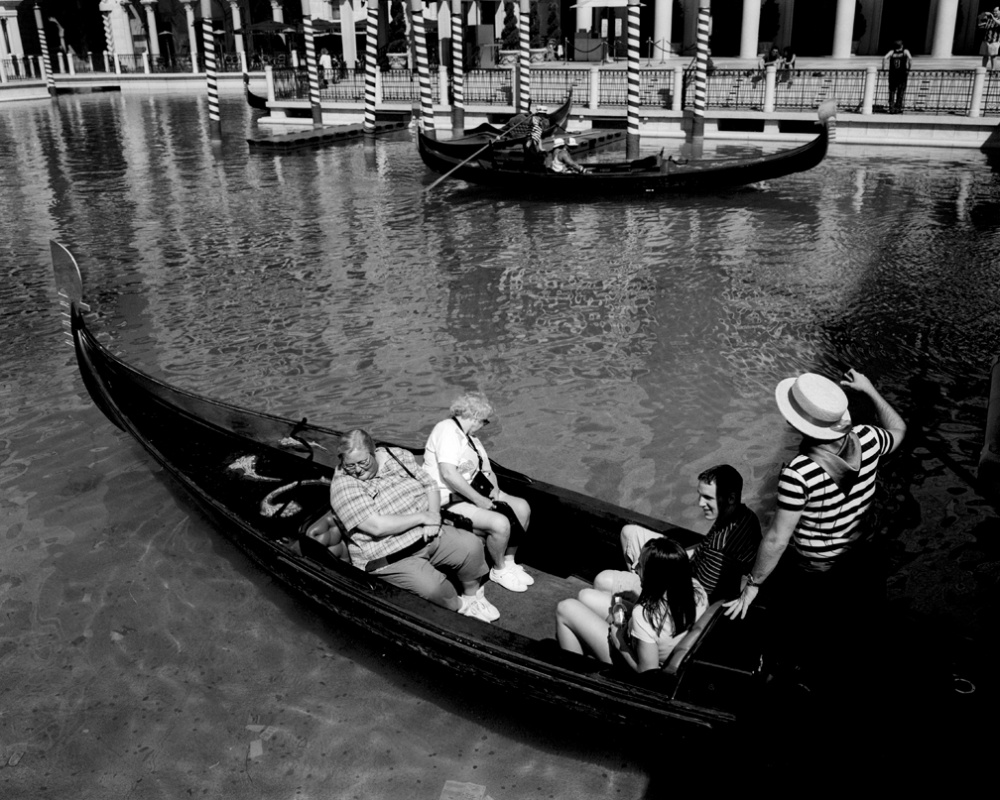 Art and Documentary Photography - Loading 20030411_VenetianGondola.jpg