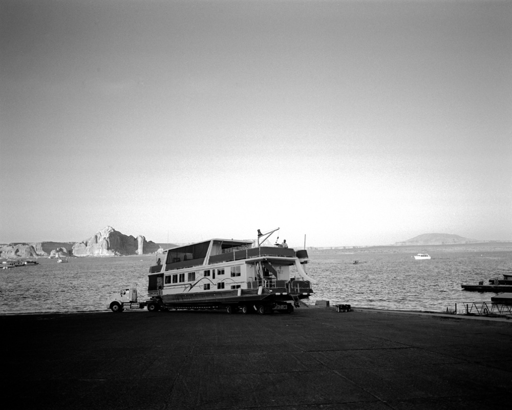 Art and Documentary Photography - Loading 20100906_HouseboatOnTruck.jpg